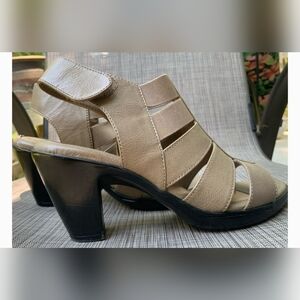 Croft & Barrow Tan heels Size 7.5